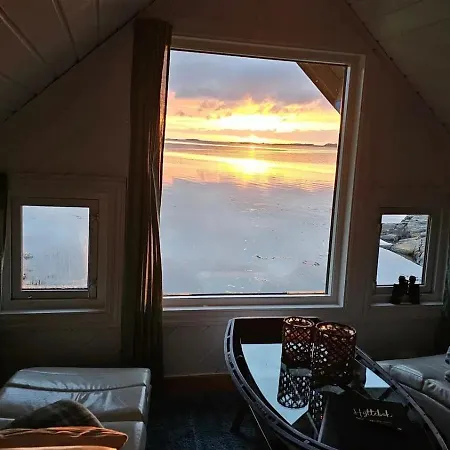 Naustet Kvalvika Ligger Usjenert Til I Strandkanten Havutsikt Og Rolige Omgivelser Casa vacanze Afjord