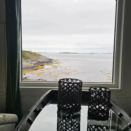 Naustet Kvalvika Ligger Usjenert Til I Strandkanten Havutsikt Og Rolige Omgivelser