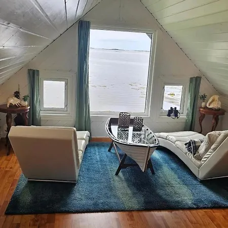 Naustet Kvalvika Ligger Usjenert Til I Strandkanten Havutsikt Og Rolige Omgivelser Casa vacanze Afjord