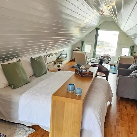 Naustet Kvalvika Ligger Usjenert Til I Strandkanten Havutsikt Og Rolige Omgivelser